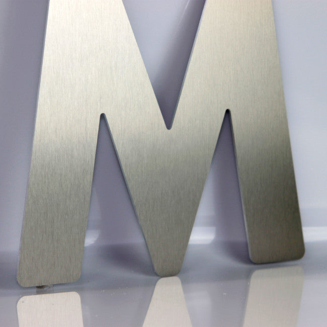 Facadebogstaver i børstet aluminium